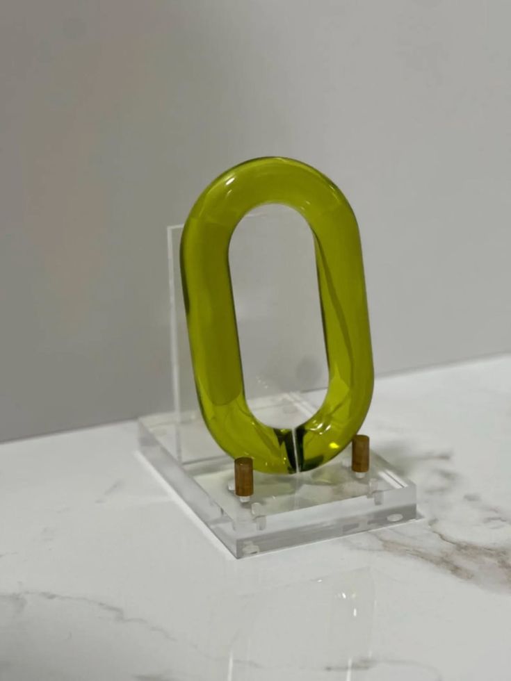 Handcrafted Decorative RESIN Chain Link Sculpture – Modern Aesthetic Table Decor